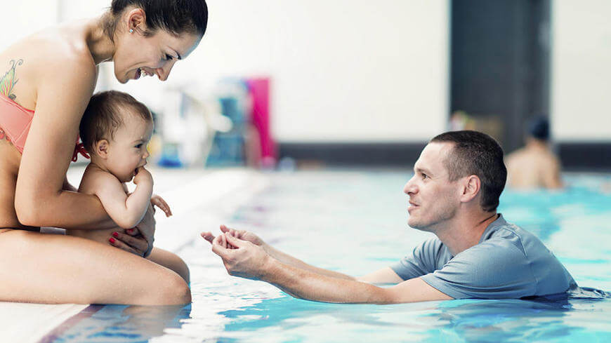 parents avec enfant à la piscine